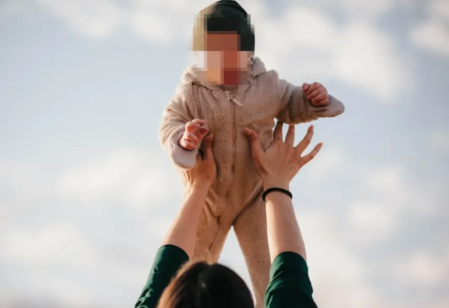 爺逗娃玩「飛高高」...拋出2層樓高！　網嚇壞：太恐怖了