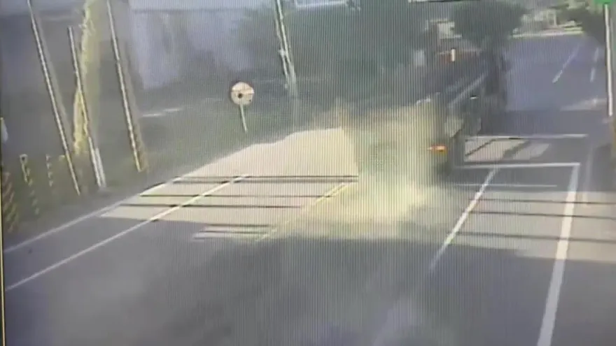 影/苗栗砂石車「狂瀉」2公里　20人清路、警要罰了