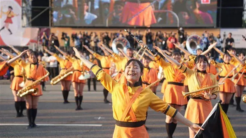 影/「橘色惡魔」襲捲高雄！上千人擠爆時代大道搶看　超震撼