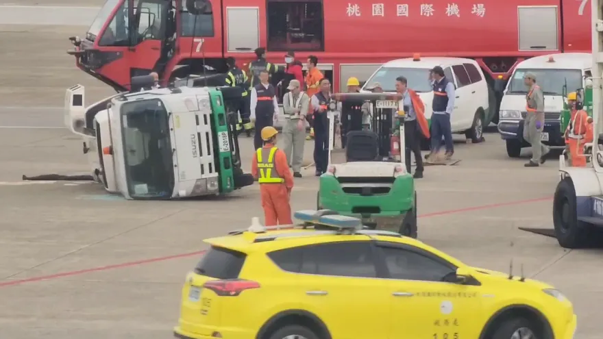 影/桃機停機坪驚險車禍！航勤車撞翻長榮電源車　機油灑滿地