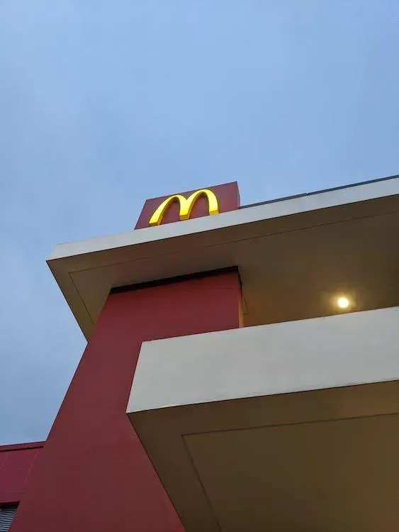 爆料找中天/速食店停車糾紛！他不慎碰落鄰車安全帽　竟遭員工報警怒指疑被「碰瓷」