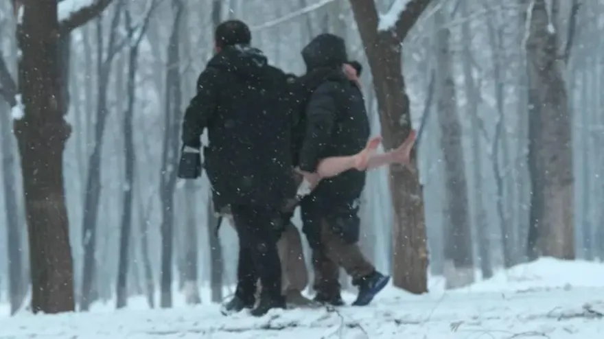 攏系假！雪地「多人激烈運動」凍斃裸女　模特兒：被謠言玷汙