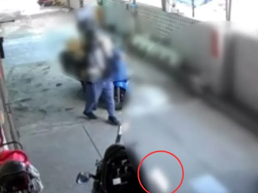 影/宅配通司機「怒摔包裹」！8千多元香水全毀　誇張監視器畫面曝