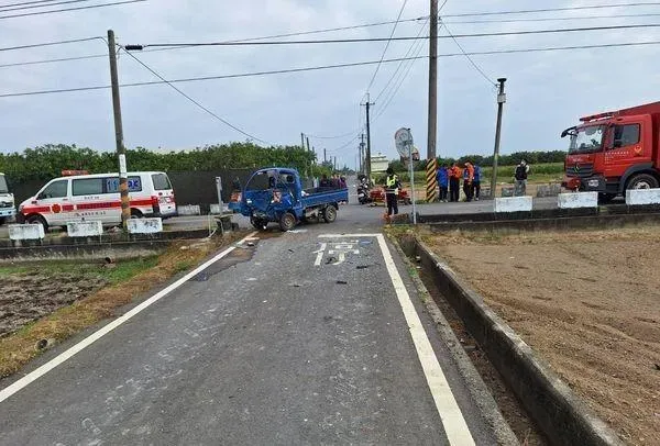 快訊/台南麻豆「2貨車路口相撞」！70歲男左腿遭夾斷
