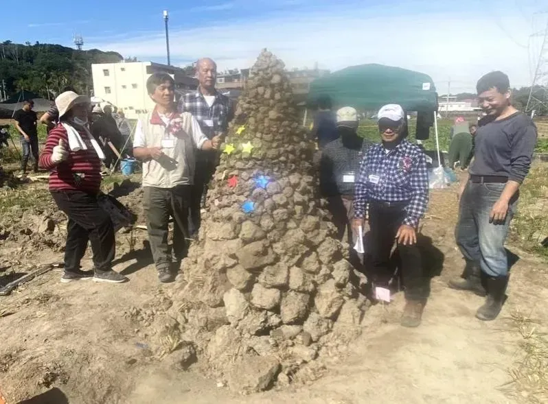 打破紀錄！南投千人焢窯造出「逾2米高大窯」　連2年她奪冠