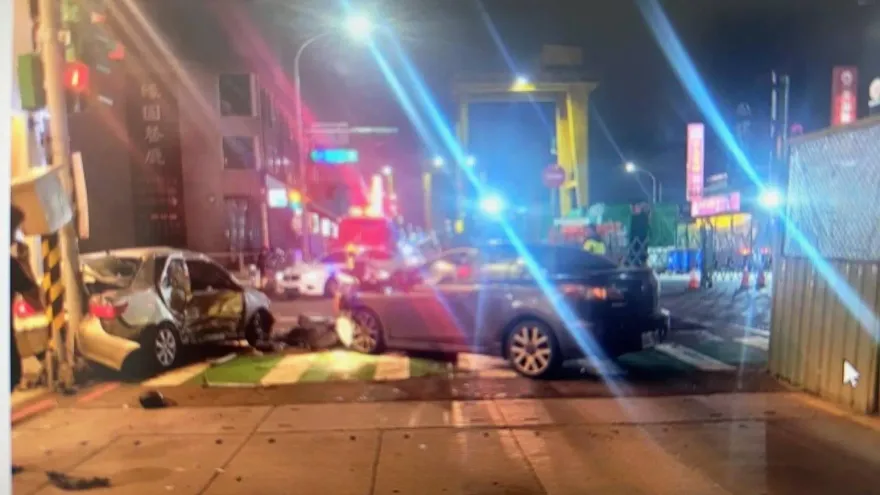 影/驚悚畫面曝！桃園捷運工地旁違規左轉　遭攔腰猛撞駕駛重傷