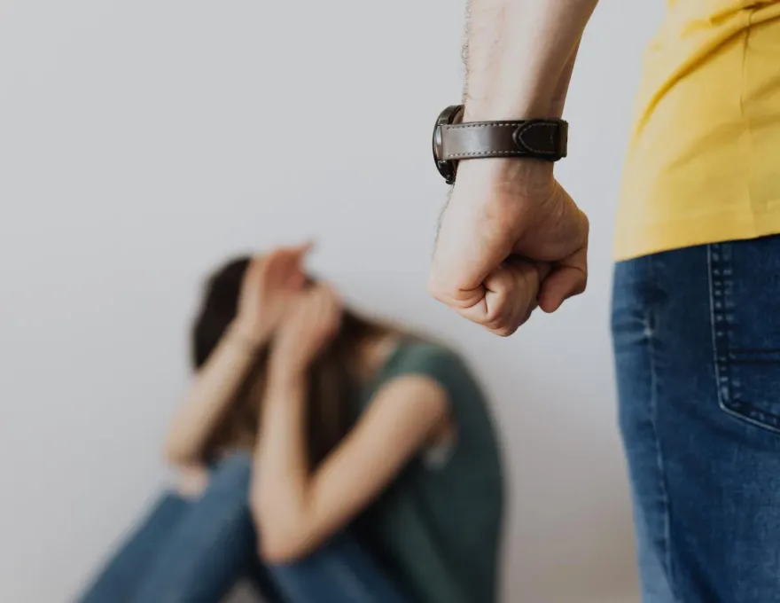 國小女童遭男友「18打1」好絕望　女童父「定期寄前科資料」讓社會教育兇手：送你們下地獄