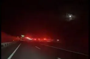 影/日7.6強震大火四起！百座房屋倒塌釀火光　整排消防車駛入災區畫面曝