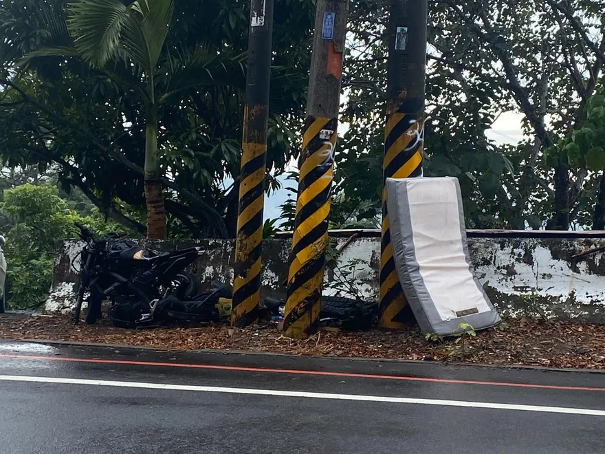 139線死亡彎道防撞新招！　大床墊包電杆、車友籲：不要搬走