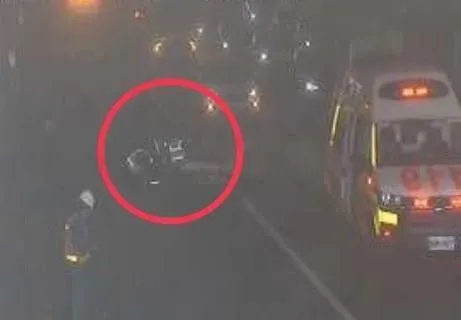 快訊/中清地下道大型重機撞小貨車　騎士噴飛骨折「嚴重撕裂傷」送醫急救