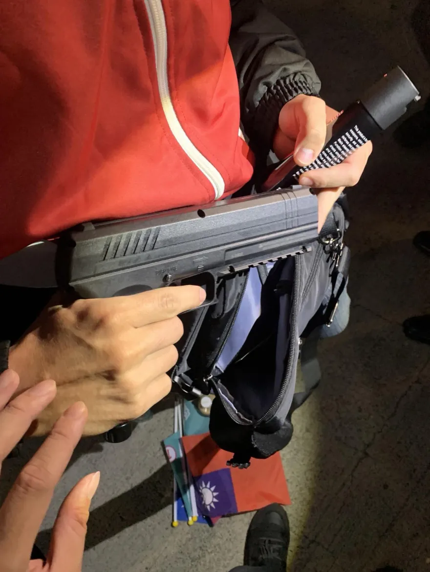 攜槍、辣椒水進柯文哲造勢現場遭查獲　台中警移送法辦