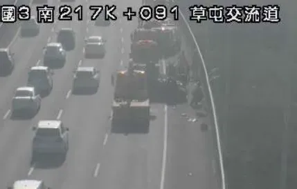 快訊/國3草屯交流道「3車大碰撞」！轎車翻覆零件四散