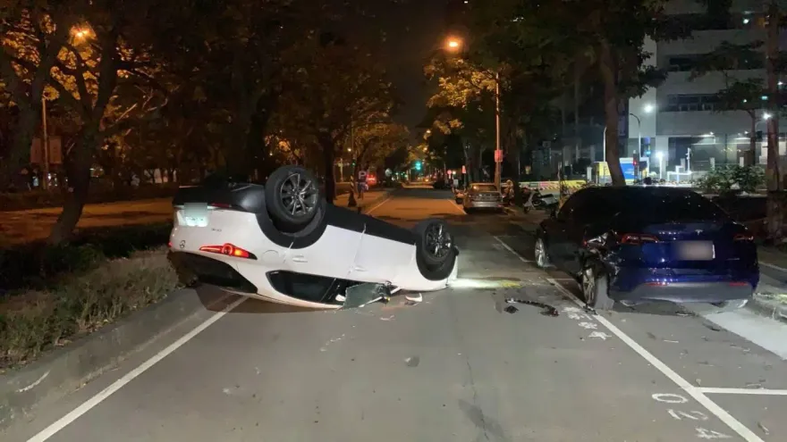 台中女深夜自撞翻覆送醫又是酒駕　特斯拉停路邊衰被撞出停車格