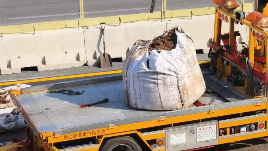 快訊/國1南下115k造橋段「太空包掉落」  小客車閃避不及撞上滿地土石