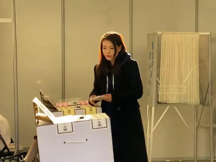 影/高虹安現身投票！身穿黑色大衣從容出入　貼心提醒：小心口罩踩雷