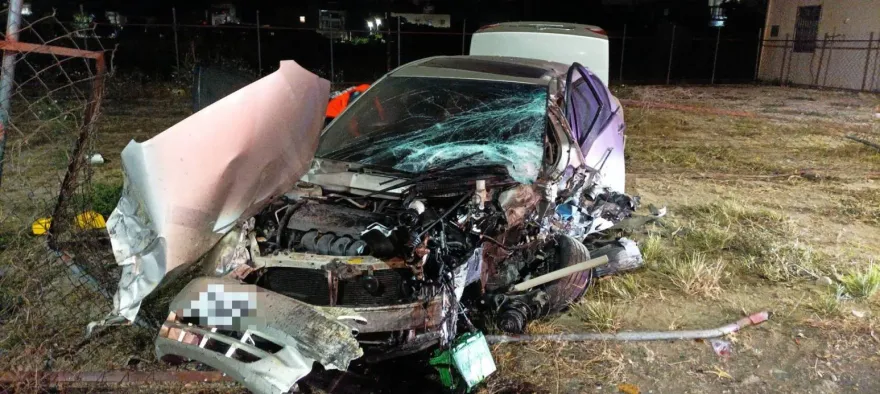 快訊/高雄50歲男「自撞電線桿」身亡！車頭全毀車門斷裂噴飛