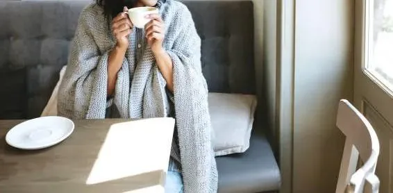 東北季風強勢來襲！7縣市低溫特報　周末冷空氣南下恐達寒流等級