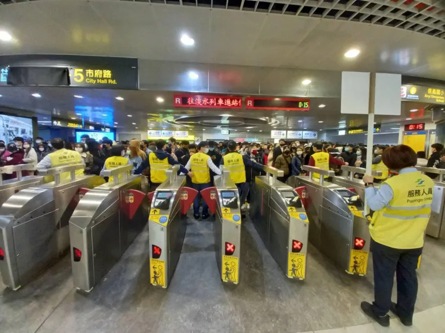 搭捷運遭大媽「扯髮壓地上」！捷運警察親上火線回應了