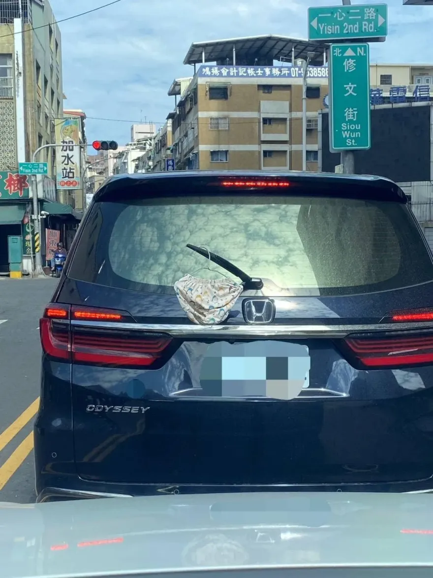 好褲的車！高雄街邊直擊「一塊布掛雨刷」飛揚　網笑：到家剛好乾