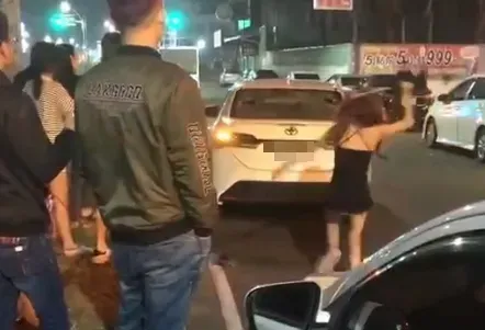 超派「細肩帶妹」街頭砸車！球棒狂K怒嗆：「被恁北抓到了」