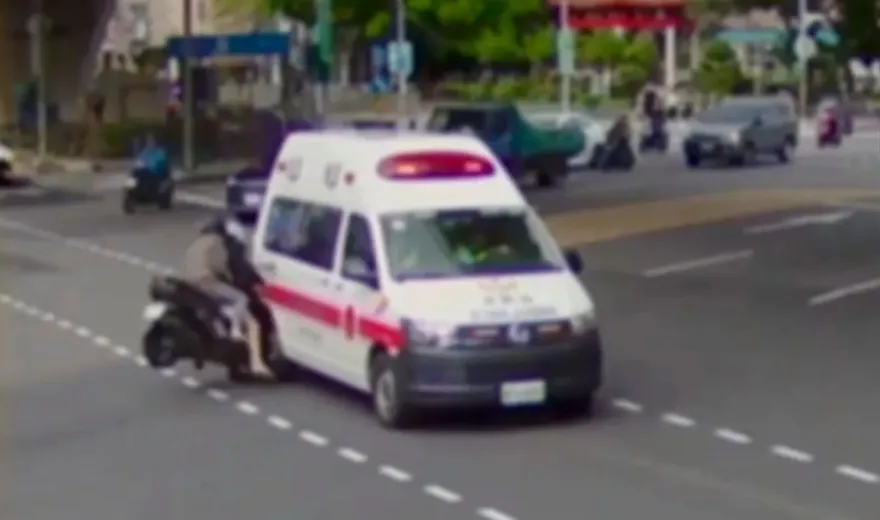 影/撞擊瞬間曝！情侶機車雙載未禮讓撞救護車　警開單告發吊銷駕照