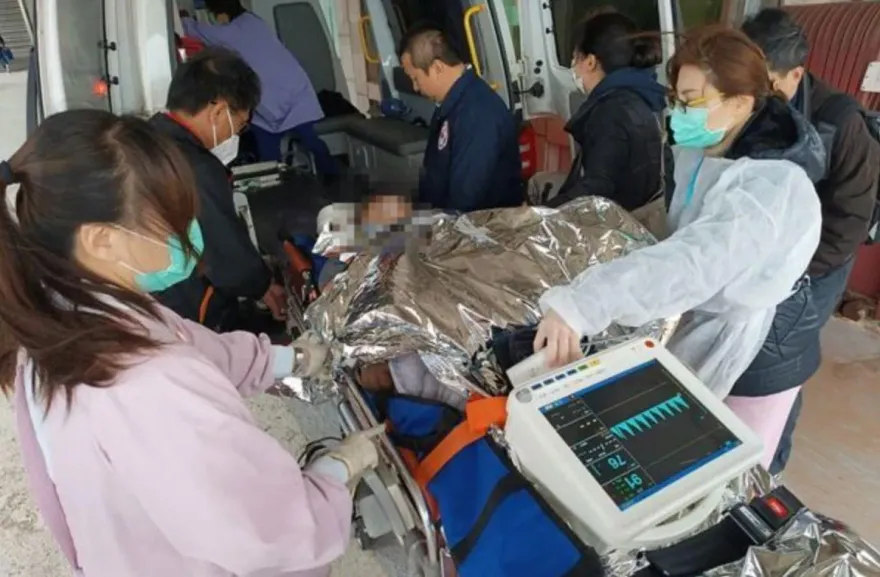 81歲台商中風摔倒！紅十字會協助搭小三通返金門　防寒流全身包鋁箔