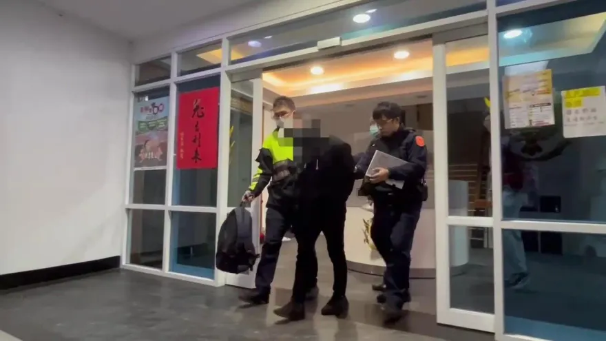 影/愛心捐款自以為能「消罪孽」　西裝男當車手狂收500萬終在淡水落網