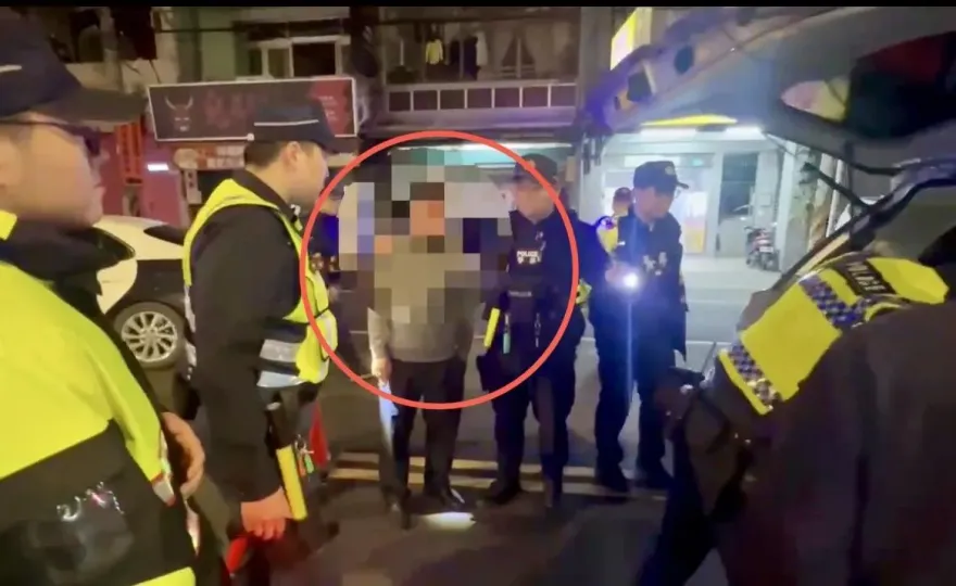 影/遇臨檢車上飄出味到「怪怪的」　警搜出鎮暴槍、各式毒品