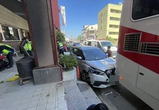 快訊/三義火車站前自小客失控衝遊覽車　6鐵道迷慘遭撞飛送醫