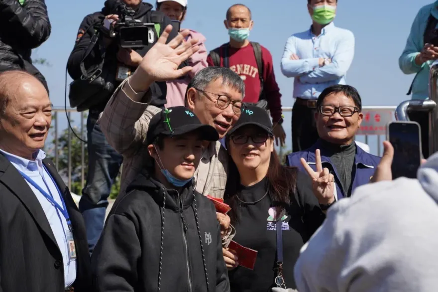 柯文哲不甘寂寞！媒體人曝他為維持熱度愛上「餵鯊魚」