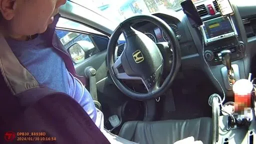 影/栽在大冰奶！高雄販毒小蜜蜂「屎滾」蹲廁　 警手到擒來