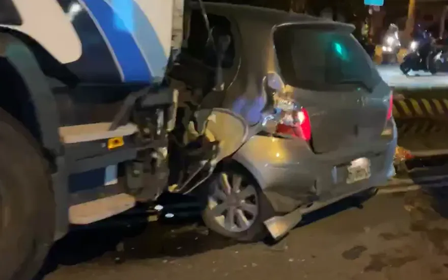快訊/撿手機惹禍！宜蘭冬山鄉曳引車往前衝撞10台自小客車　10人受傷送醫
