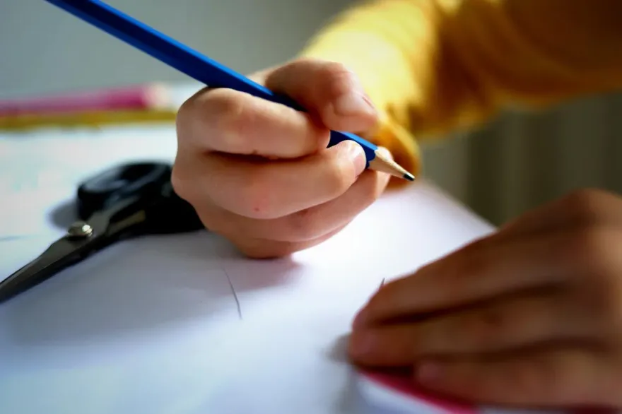 國小兄妹「睡醒就要念書」魔鬼行程網炸鍋！補習班曝1年驚人費用：只唸英文40萬