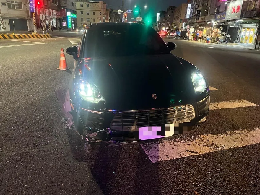 影/不拉風了！高雄保時捷男「酒駕」撞上分隔島　車頭撞爛