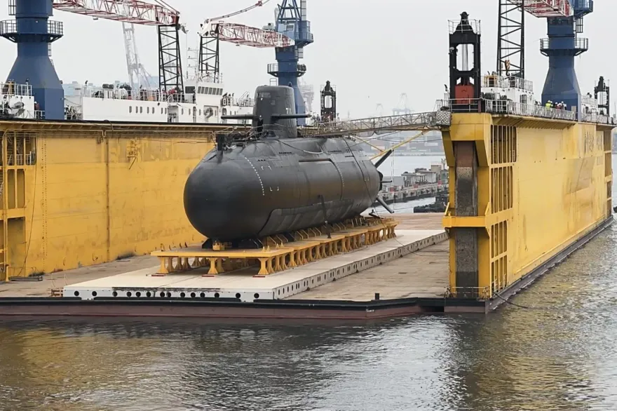 影/國造潛艦海鯤號明實施洗水程序　首度完整露出！軍事迷驚呼