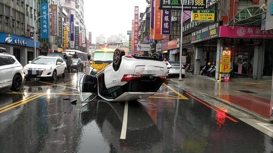 影/三重詭異肇逃仔！大清早開車突撞烏龜翻　跟乘客秒逃留毒品在車內