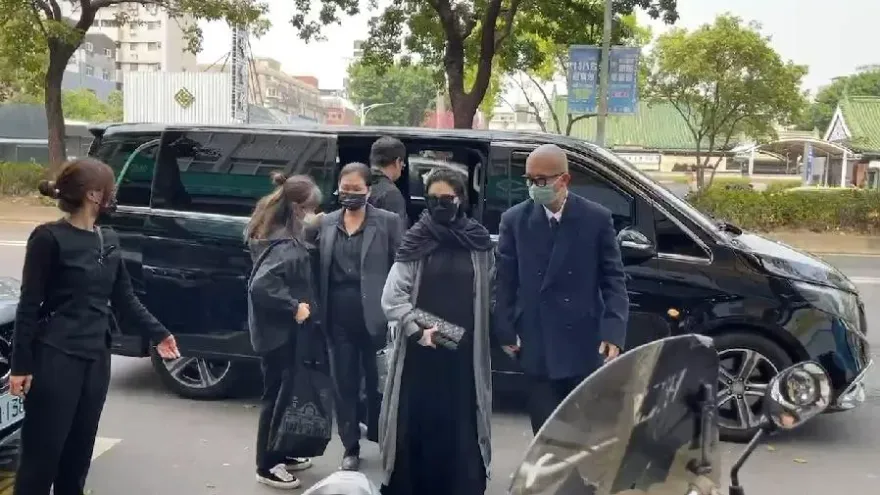 大S靈堂穿搭「被挖出疑是前夫買的」！汪小菲直播尷尬反應曝光