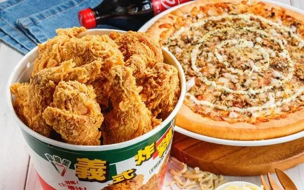 對抗必勝客烏龜披薩！拿坡里「炸雞買一送一」、披薩也打折　優惠看這邊