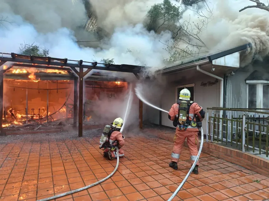 快訊/新竹中華大學爆嚴重火災！廚房竄出濃煙惡火 大批警消灌救