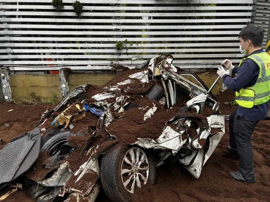 嚇壞！台中砂石車翻覆壓毀休旅車...母子1傷1命危　目擊者驚悚還原瞬間