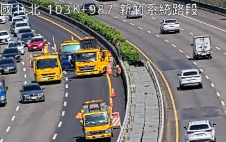快訊/又撞緩撞車！國1新竹系統自小客高速追尾　車頭全毀4傷