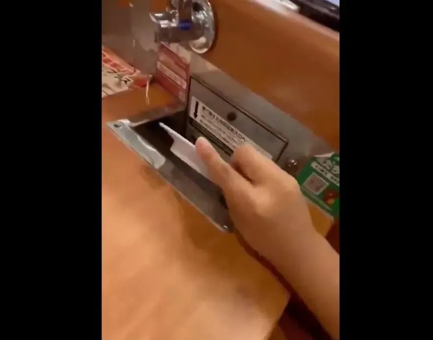 影/藏壽司之亂又來！男「快手投空盤」爽吃霸王餐　千萬人看傻罵翻