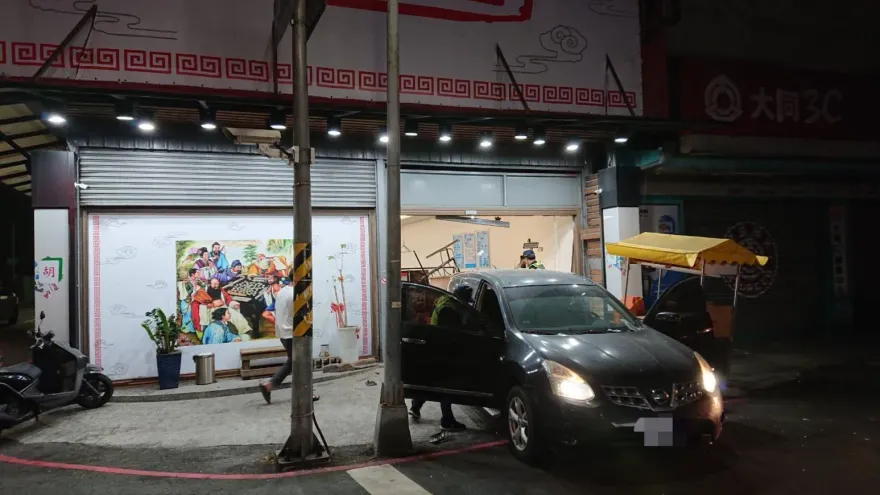 影/撞擊瞬間曝！高雄棋藝館遭倒車撞碎大門　雙煞3小時內迅速遭逮