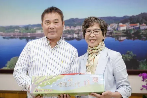 最狂縣長同框蔡壁如！爆她成苗栗火炎山小粉絲還號召白委爭取建設