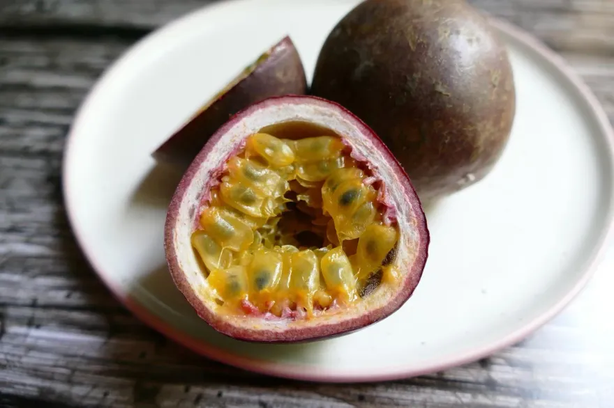 「2顆百香果」膳食纖維抵3碗高麗菜！促進腸胃蠕動、增加飽足感