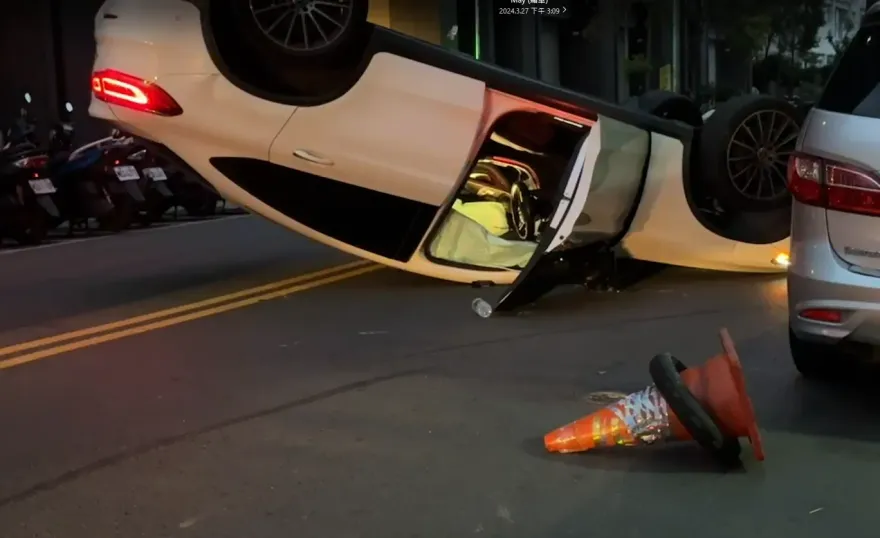 影/19歲新手開300萬賓士自撞路邊汽車！車翻覆「四輪朝天」　擋風玻璃碎裂