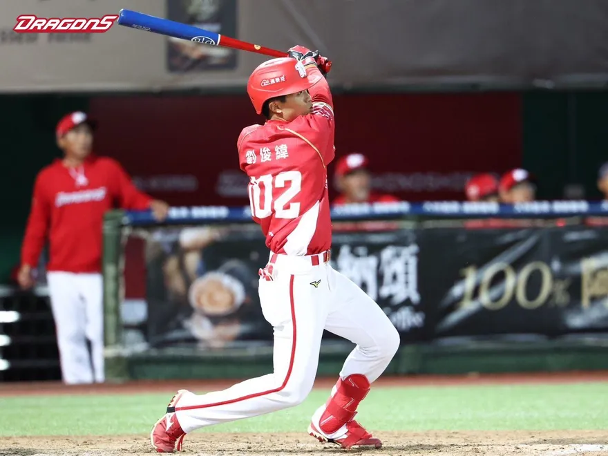 劉俊緯被球砸臉噴血緊急送醫！中職：持續追蹤狀況