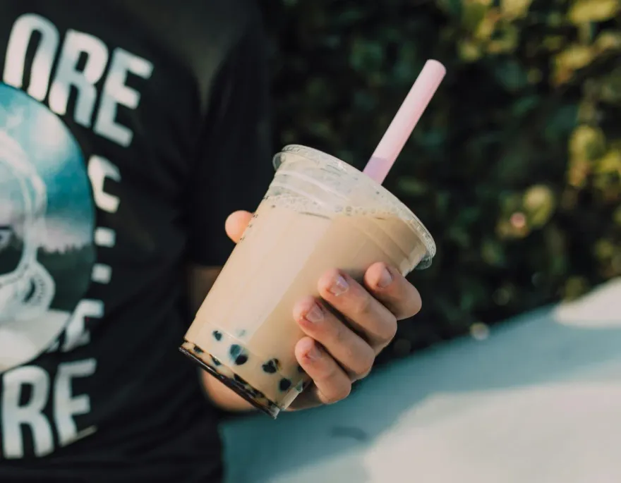 客人沒點奶茶！老闆卻「硬要送一杯」　外送員一開菜單笑了