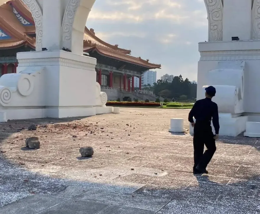 快訊/台北震度5級！中正紀念堂大門崩落　現場慘況曝光