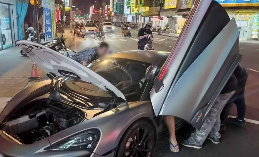 影/好糗！千萬麥拉倫失去動力「顧路」　31歲男與女友困車內飆汗警救援